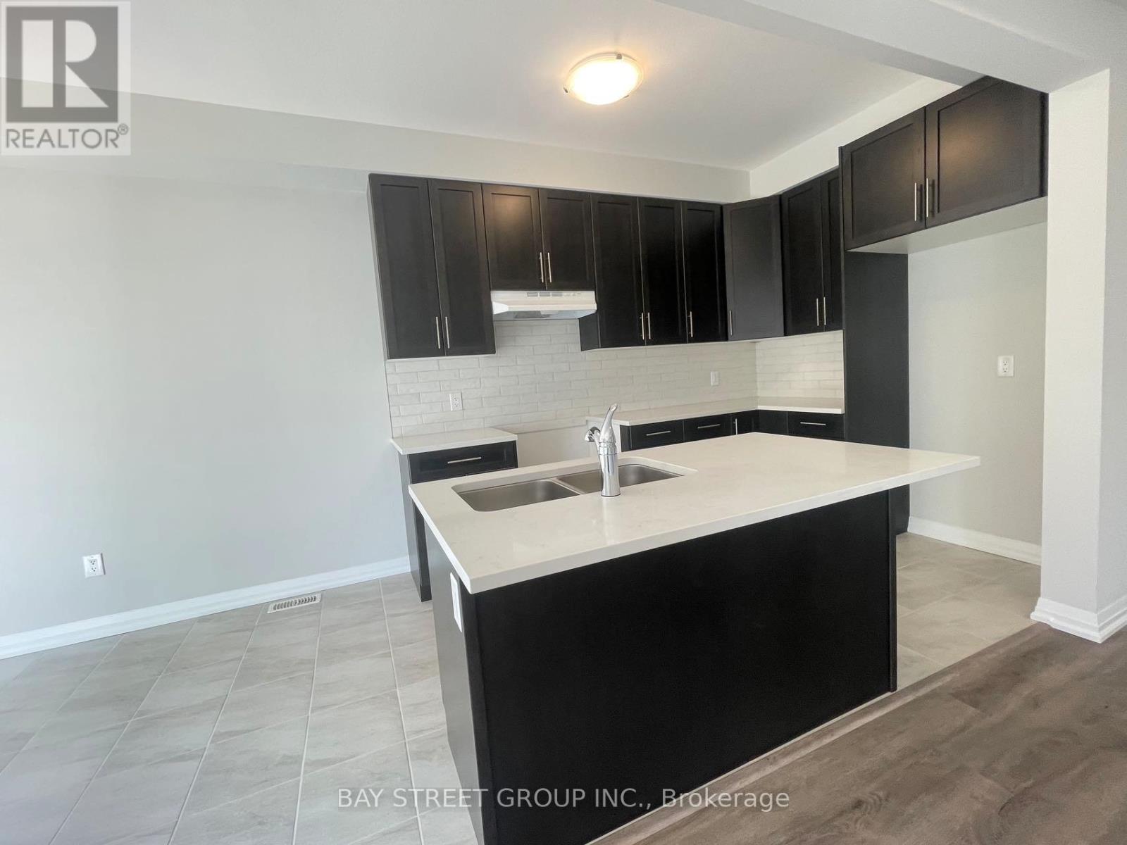 9348 White Oak Avenue, Niagara Falls, Ontario  L2G 3P6 - Photo 6 - X12847060