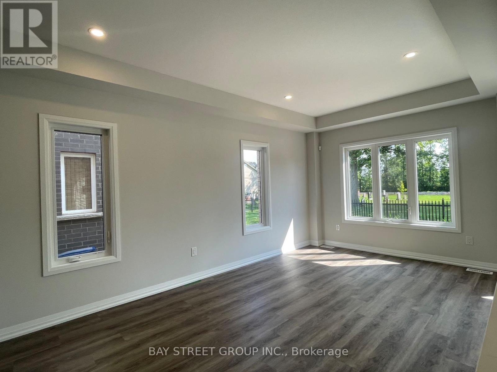 9348 White Oak Avenue, Niagara Falls, Ontario  L2G 3P6 - Photo 7 - X12847060