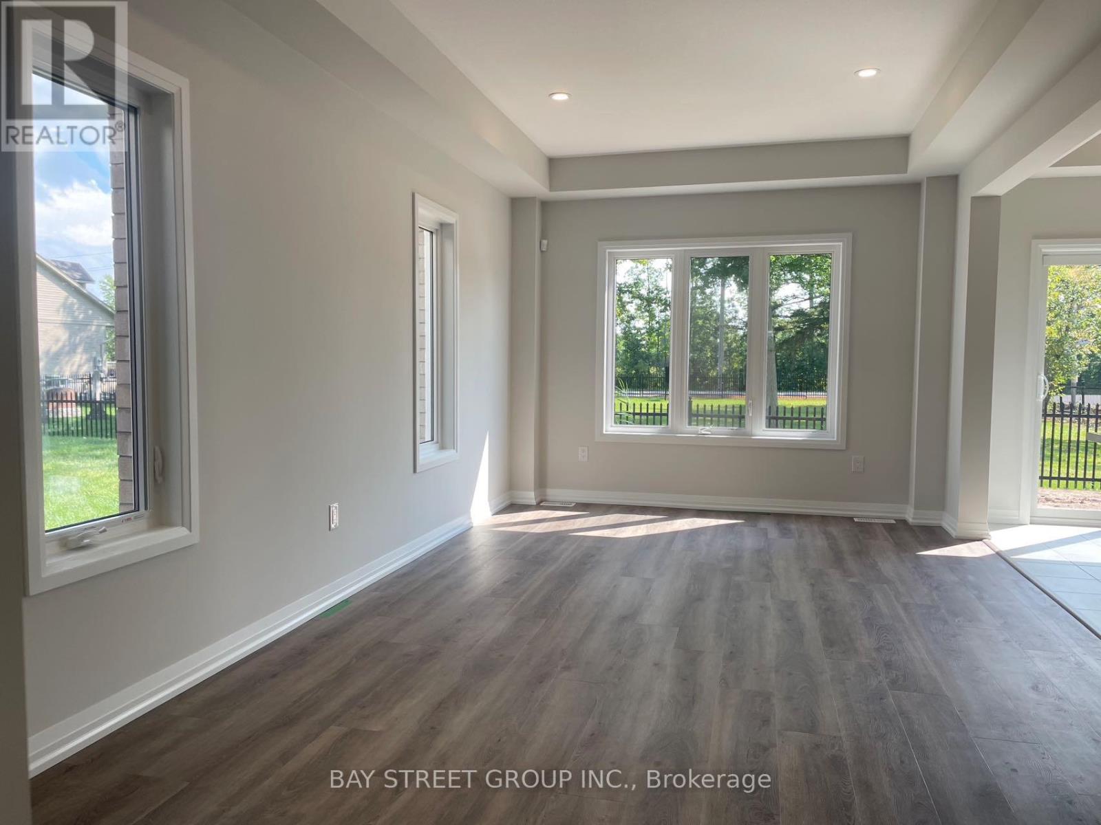 9348 White Oak Avenue, Niagara Falls, Ontario  L2G 3P6 - Photo 9 - X12847060