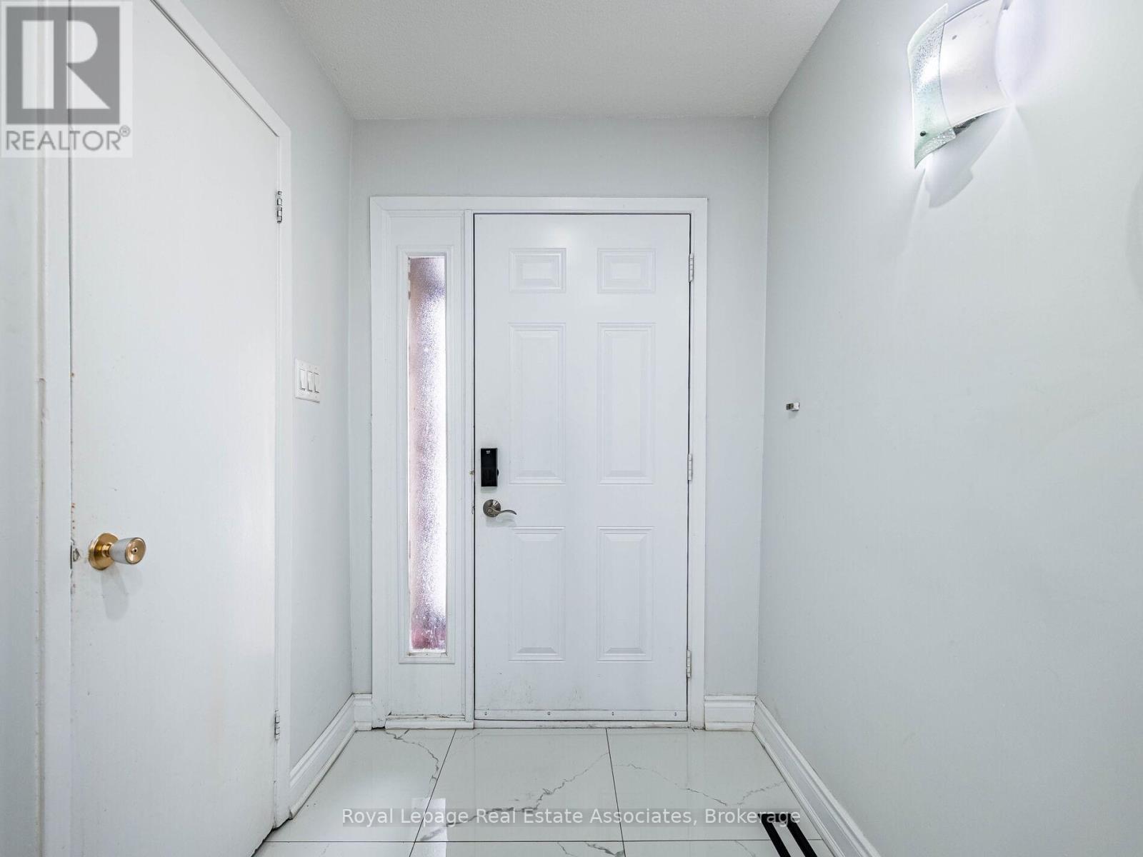 19 Gatwick Lane, Brampton, Ontario  L6S 2E4 - Photo 6 - W12844500