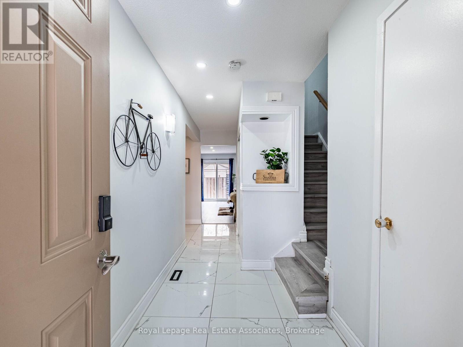 19 Gatwick Lane, Brampton, Ontario  L6S 2E4 - Photo 5 - W12844500