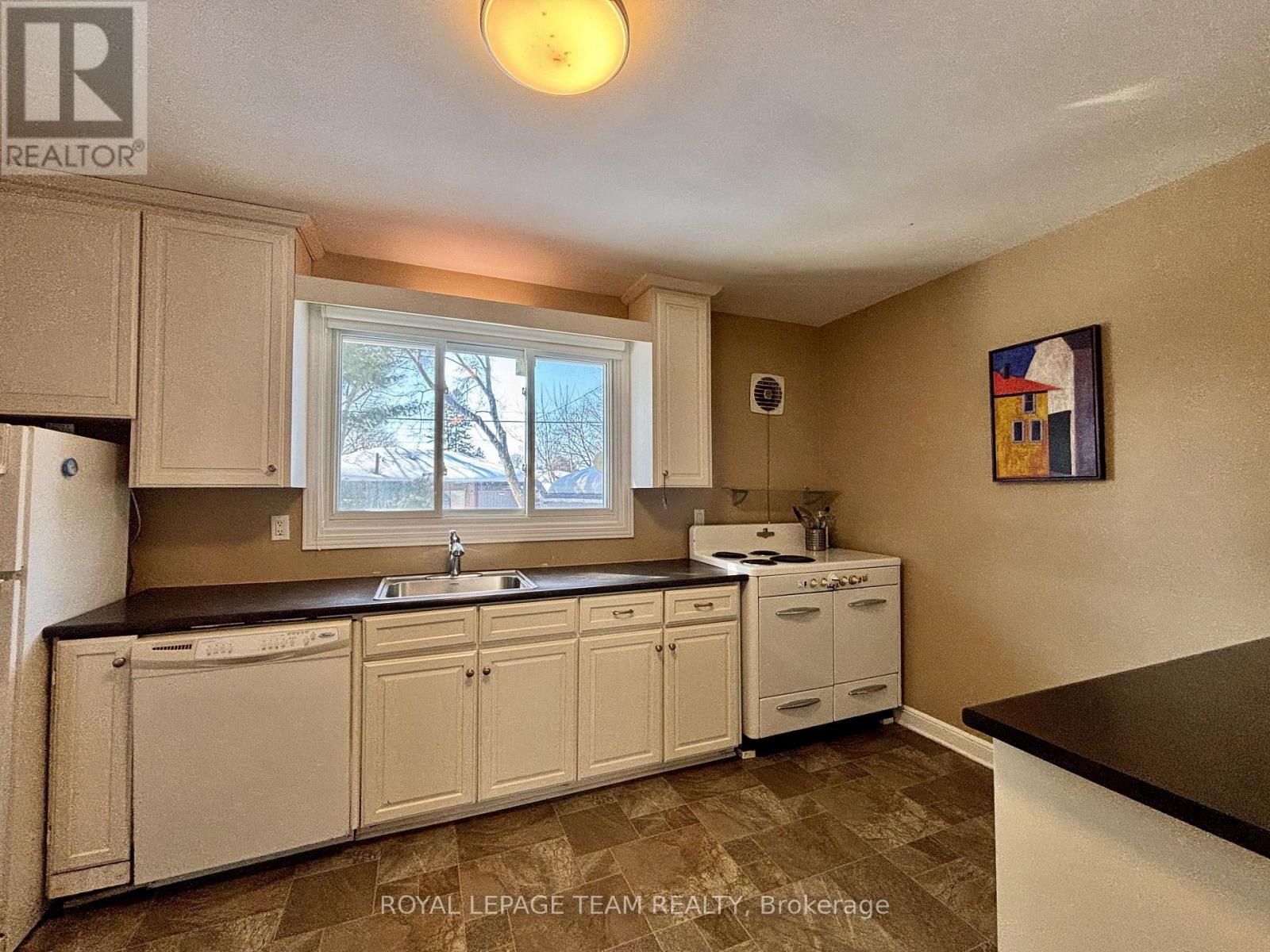 1052 Fisher Avenue, Ottawa, Ontario  K1Z 6P6 - Photo 19 - X12654506