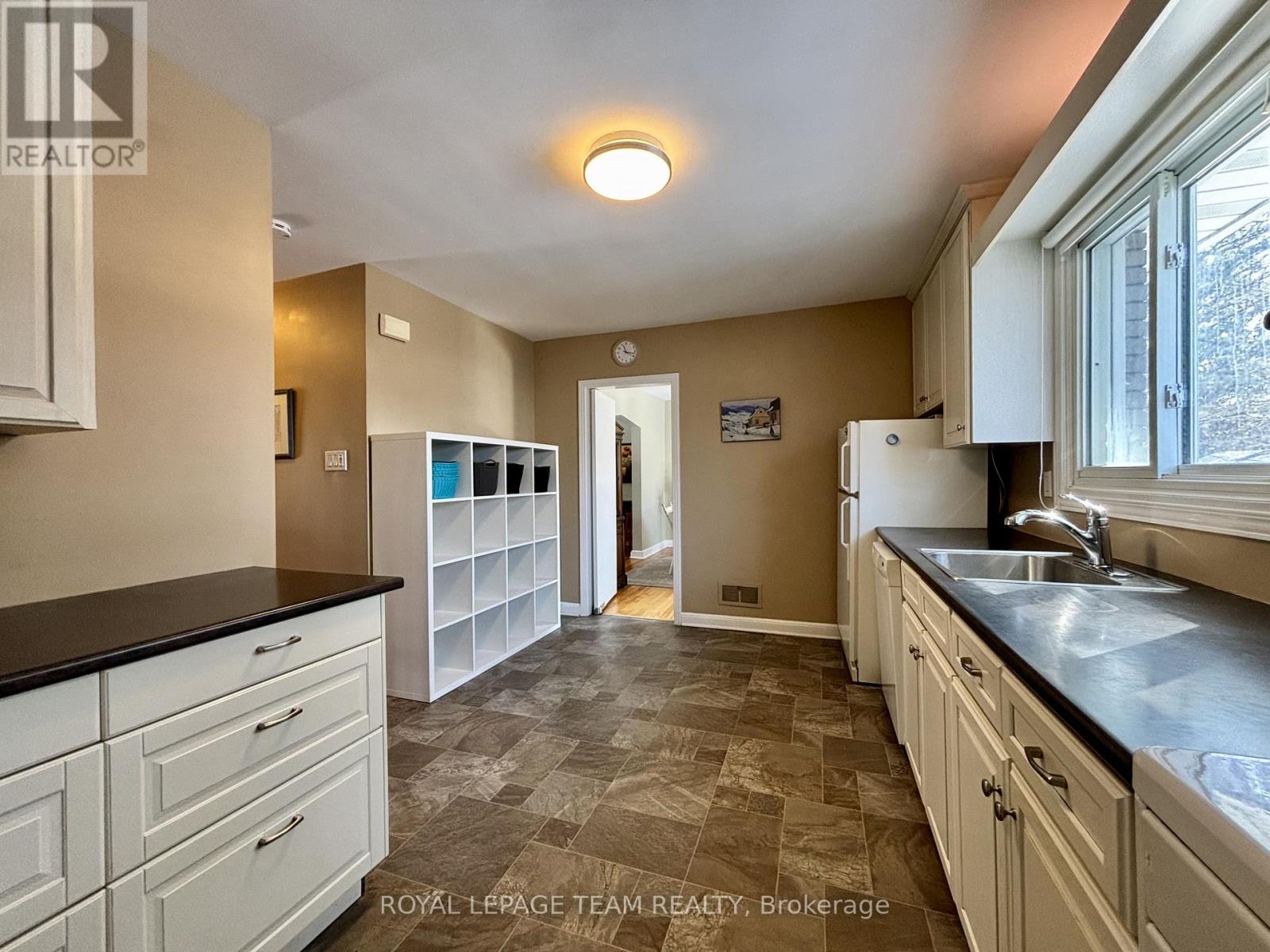 1052 Fisher Avenue, Ottawa, Ontario  K1Z 6P6 - Photo 17 - X12654506