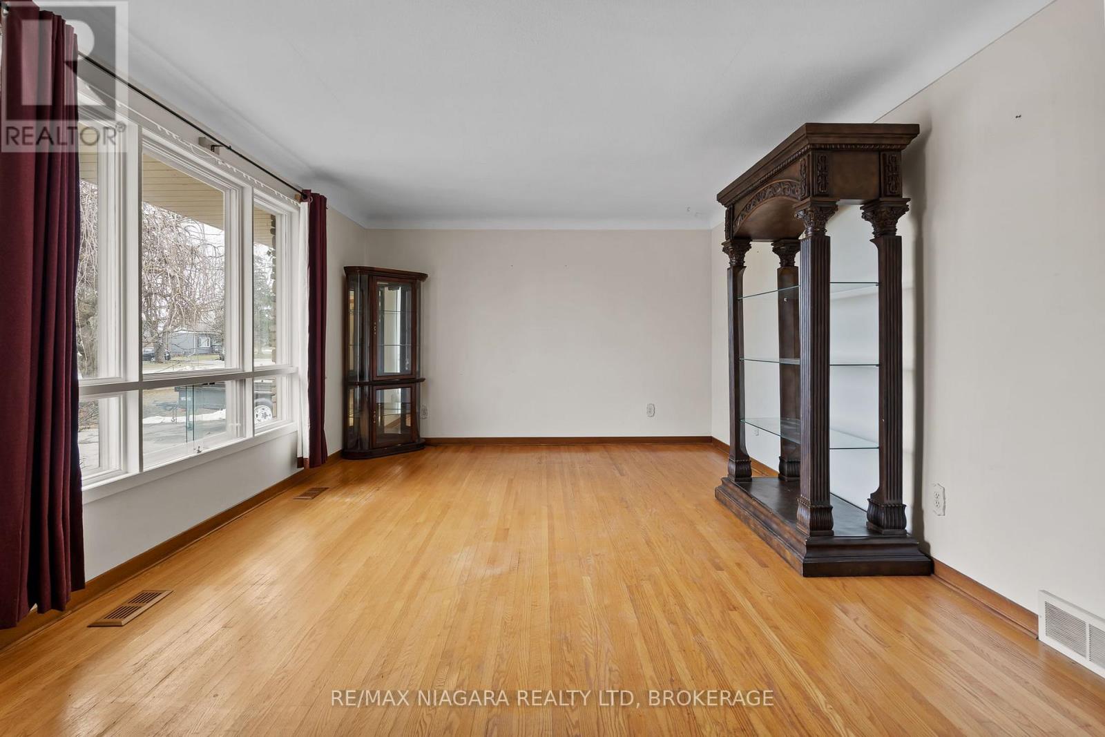 31 Runnymede Road, Port Colborne, Ontario  L3K 5C2 - Photo 6 - X12847094