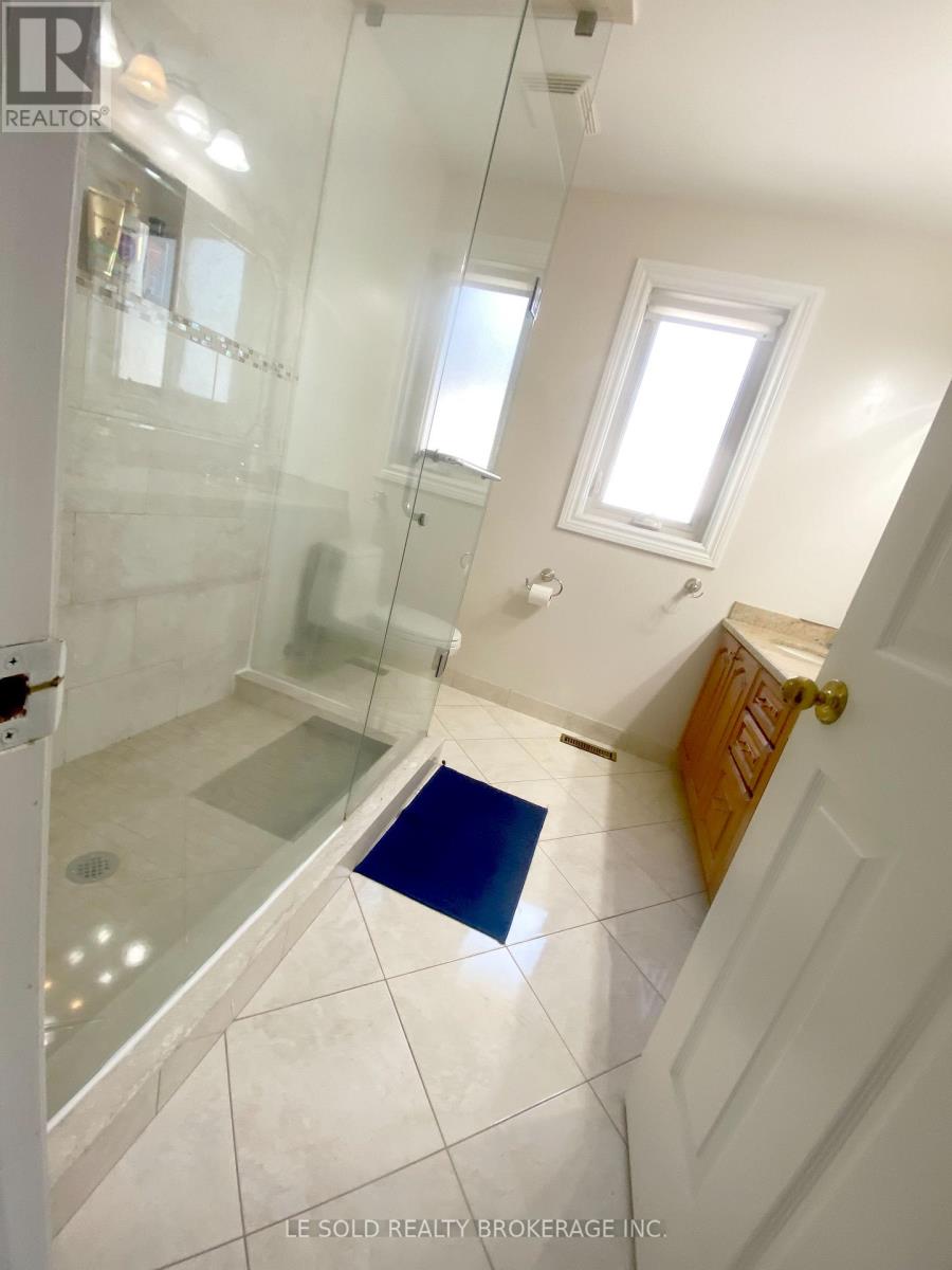 2nd Floor Room - 347 Fern Avenue, Richmond Hill, Ontario  L4C 8P6 - Photo 10 - N12847088