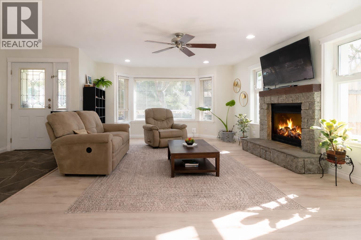 40409 Perth Drive, Squamish, British Columbia  V0N 1T0 - Photo 3 - R3096254