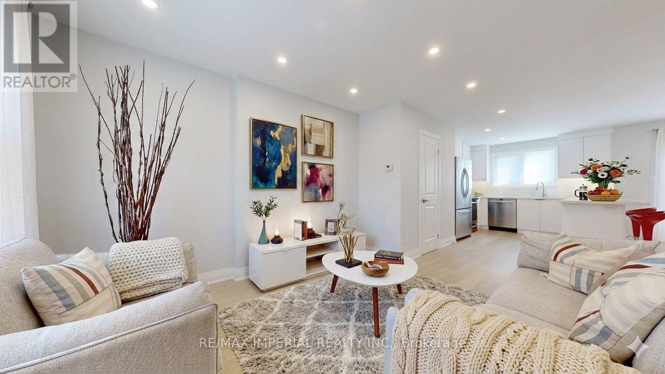 9 Lesmount Avenue, Toronto, Ontario  M4J 3V5 - Photo 2 - E12662344