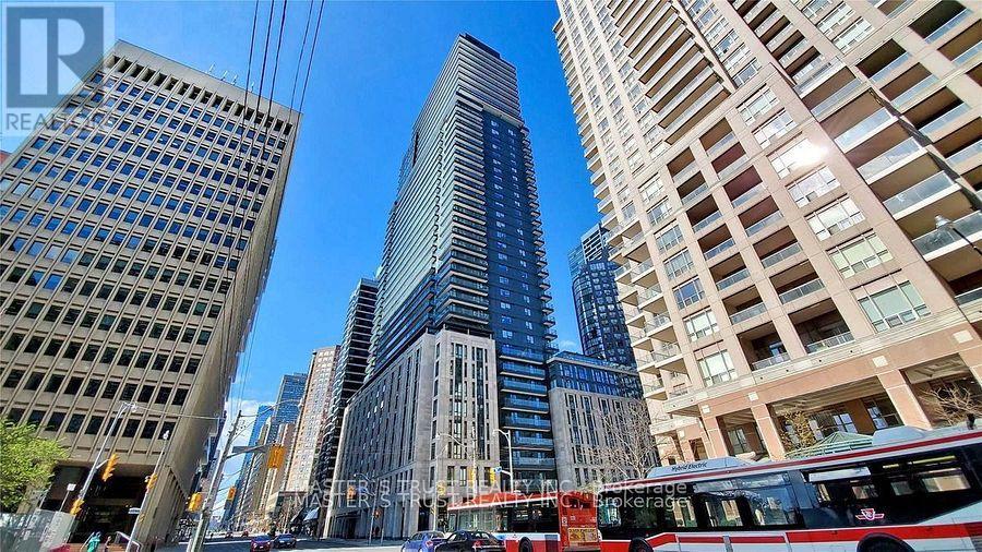 806 - 955 BAY STREET, Toronto, Ontario