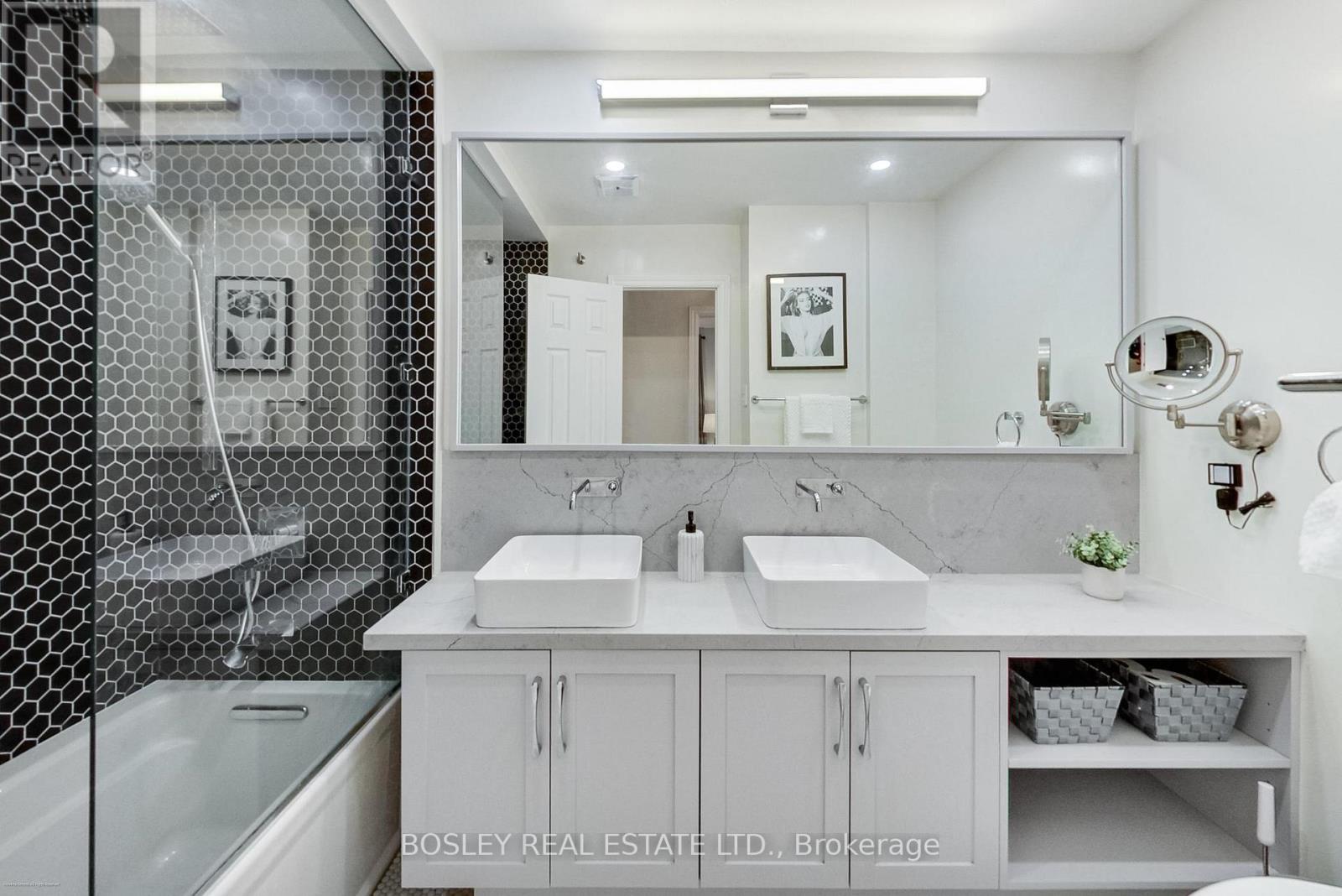 801 Eaglemount Crescent, Mississauga, Ontario  L5C 1H2 - Photo 14 - W12847164