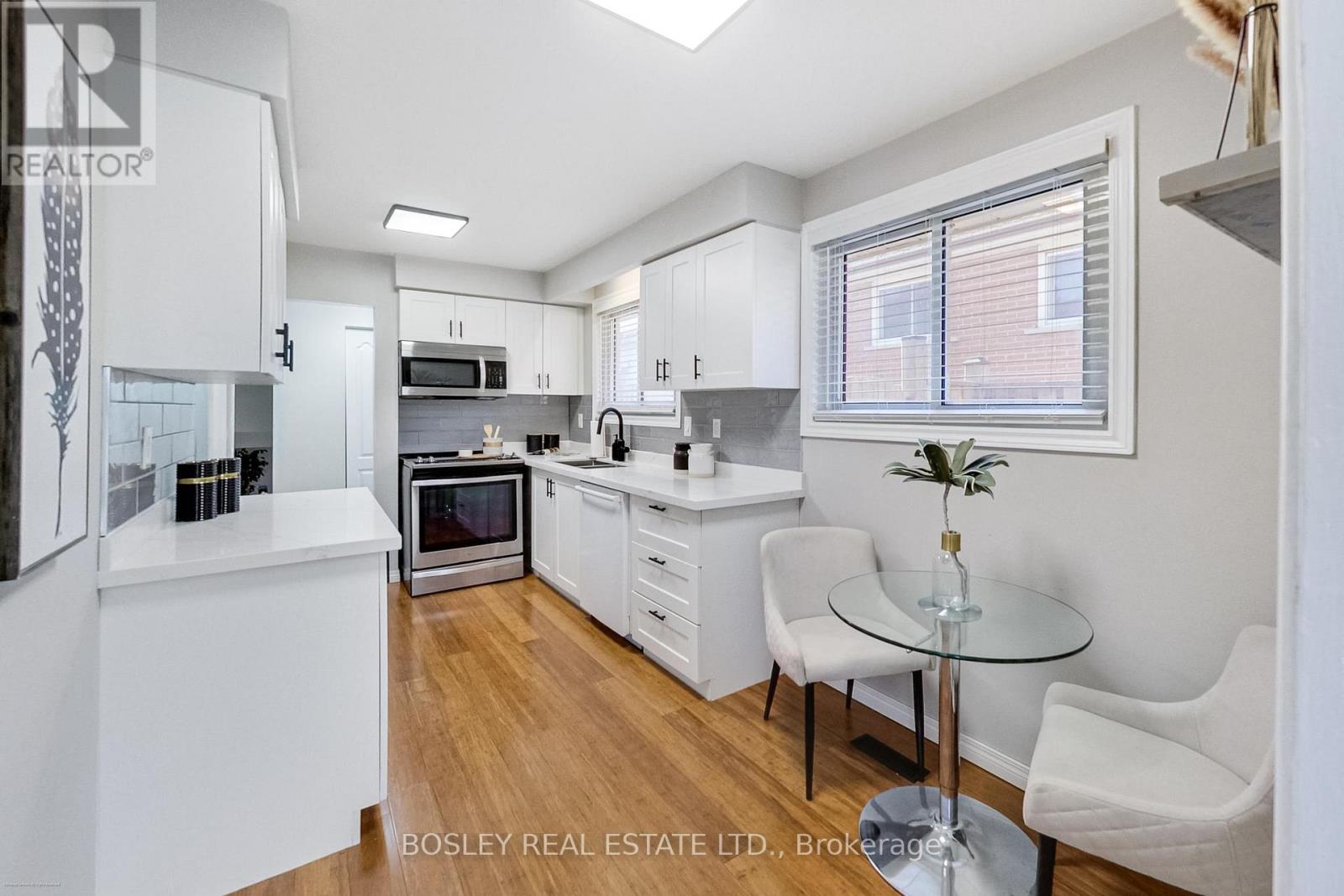 801 Eaglemount Crescent, Mississauga, Ontario  L5C 1H2 - Photo 3 - W12847164