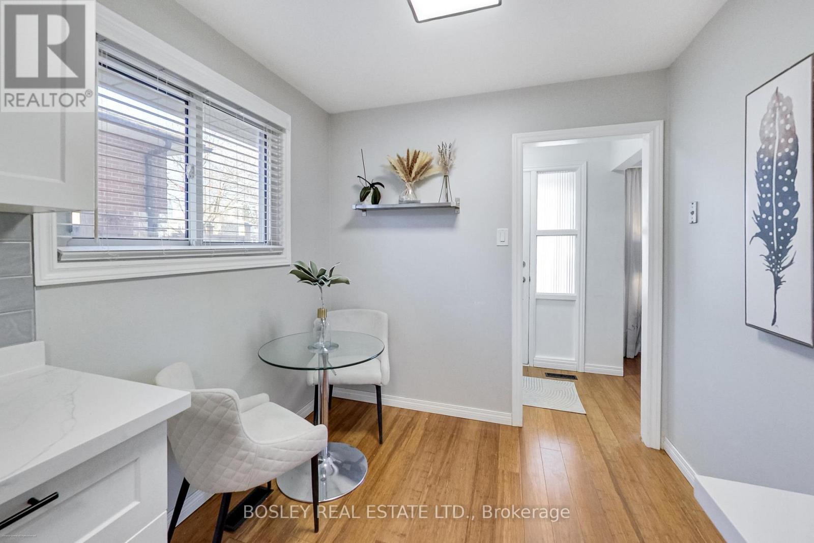 801 Eaglemount Crescent, Mississauga, Ontario  L5C 1H2 - Photo 5 - W12847164