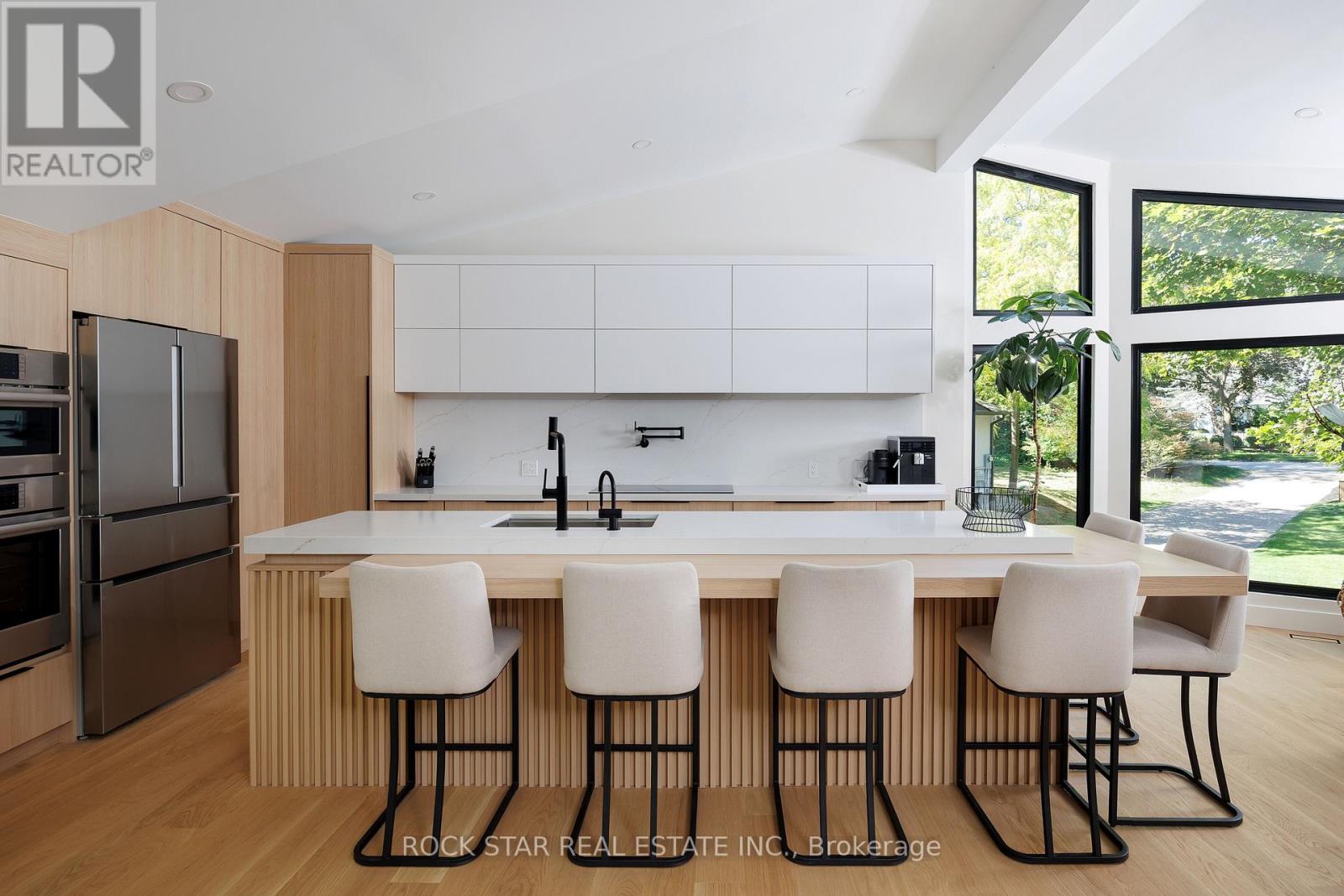 1113 Greenoaks Drive, Mississauga, Ontario  L5J 3A1 - Photo 2 - W12847178