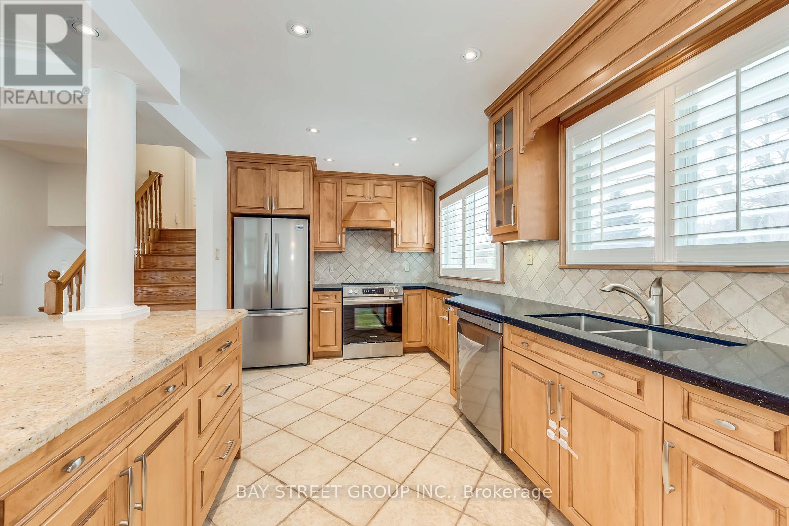 49 Rayne Avenue, Oakville, Ontario  L6H 1C1 - Photo 13 - W12847220