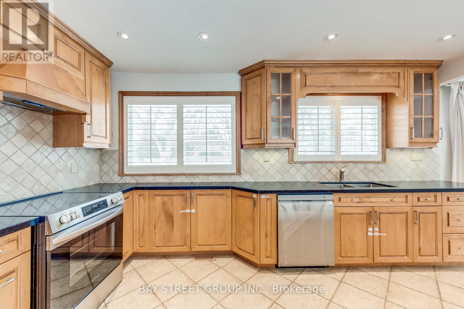 49 Rayne Avenue, Oakville, Ontario  L6H 1C1 - Photo 17 - W12847220