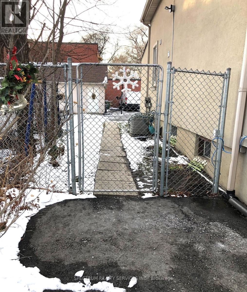 Lower - 1002 Weston Road, Toronto, Ontario  M6N 3S1 - Photo 16 - W12846162