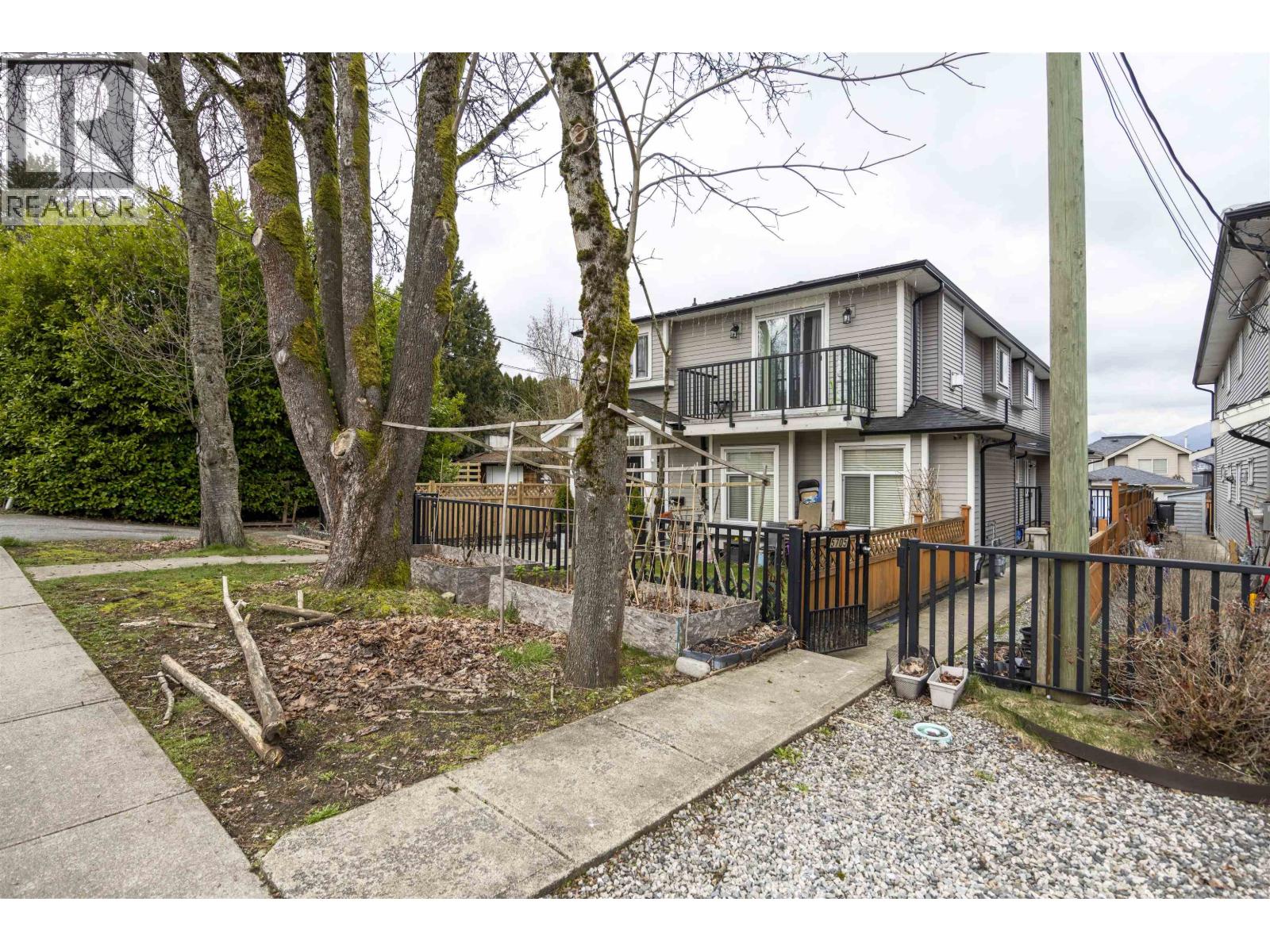5705 Woodsworth Street, Burnaby, British Columbia  V5G 1S6 - Photo 2 - R3096411