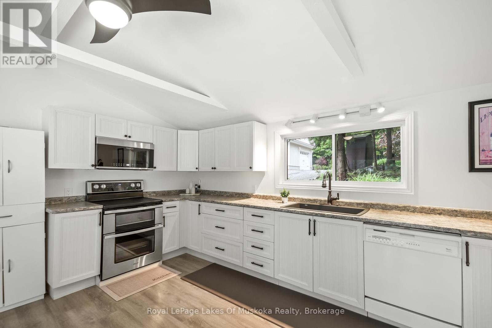 1019 Lakeshore Drive N, Bracebridge, Ontario  P1L 1X3 - Photo 16 - X12090032