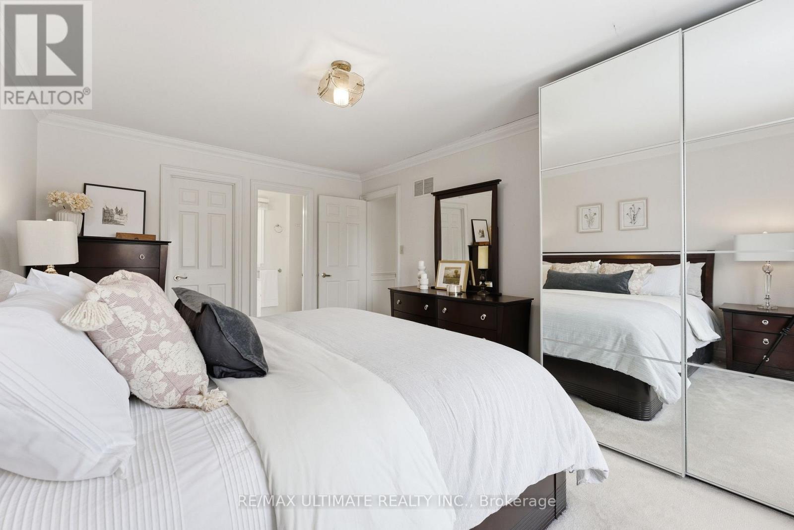 1867 Bough Beeches Boulevard, Mississauga, Ontario  L4W 2J8 - Photo 18 - W12846942