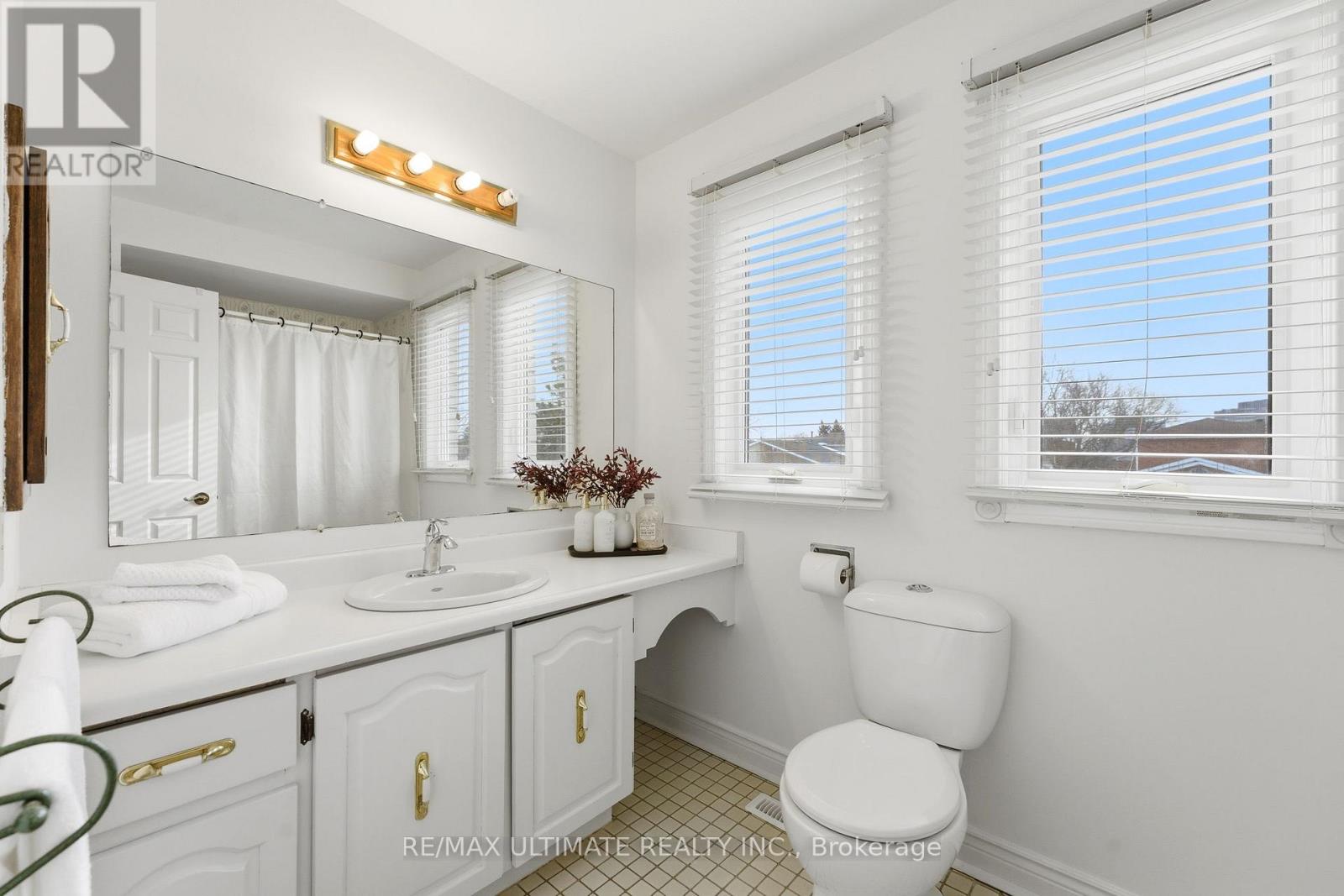 1867 Bough Beeches Boulevard, Mississauga, Ontario  L4W 2J8 - Photo 24 - W12846942