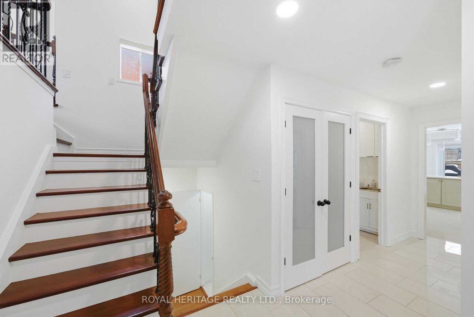 2201 Wildwood Crescent, Pickering, Ontario L1X 2R6 - Photo 4 - E12847396