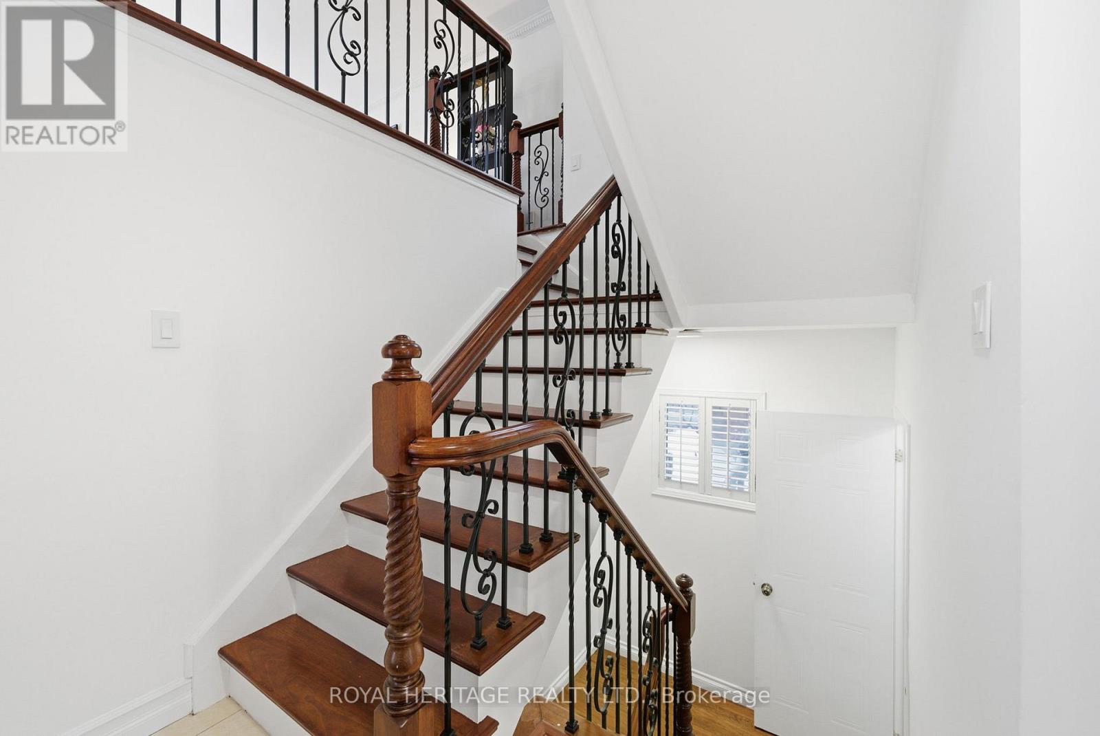 2201 Wildwood Crescent, Pickering, Ontario L1X 2R6 - Photo 6 - E12847396