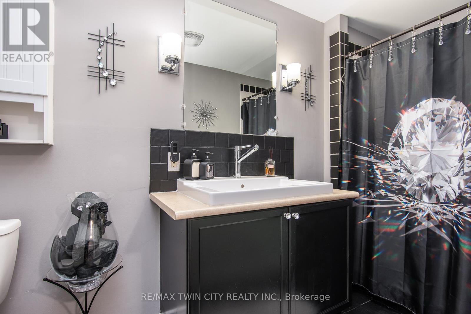 72 Manor Drive, Kitchener, Ontario  N2A 2V1 - Photo 20 - X12847338