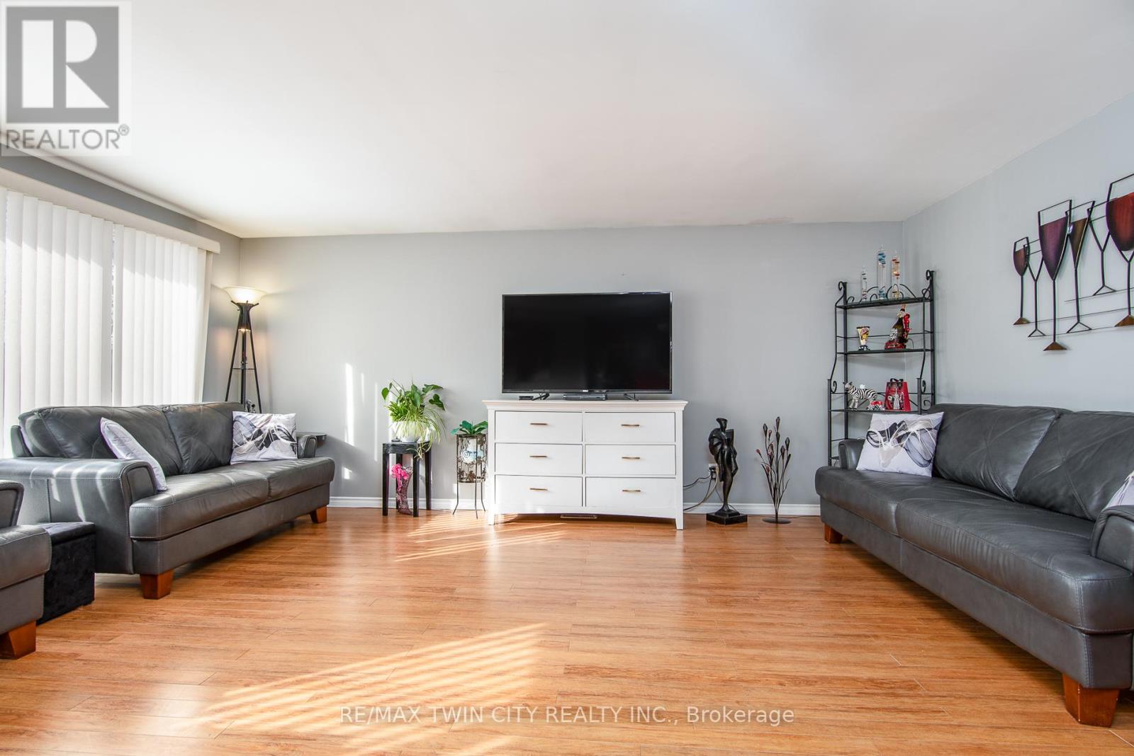 72 Manor Drive, Kitchener, Ontario  N2A 2V1 - Photo 5 - X12847338