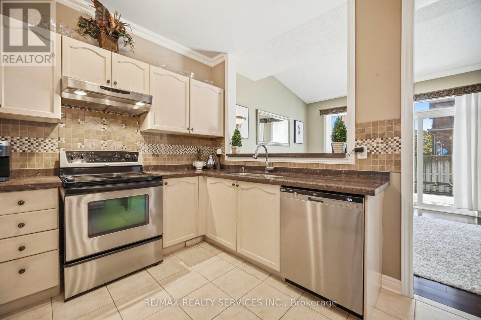 10 Goldnugget Road, Brampton, Ontario  L6Y 5N7 - Photo 17 - W12847500