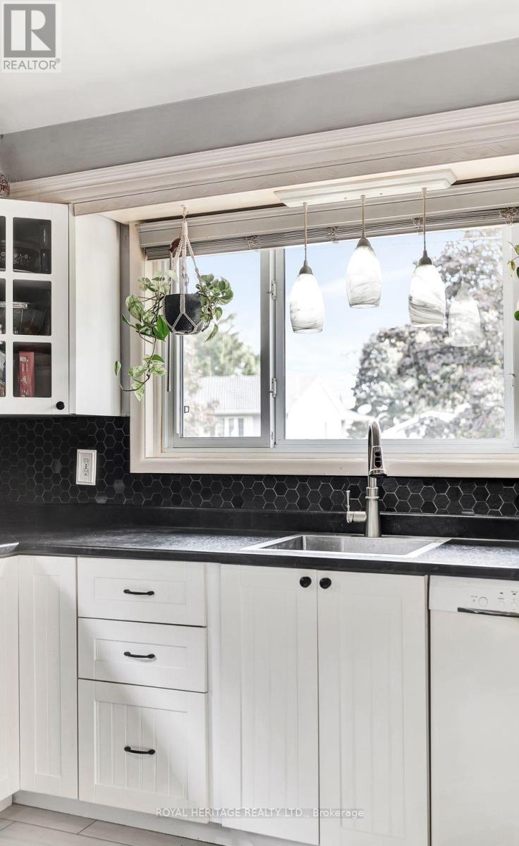 32 Glen Road, Belleville (Belleville Ward), Ontario  K8P 4G1 - Photo 10 - X12847558