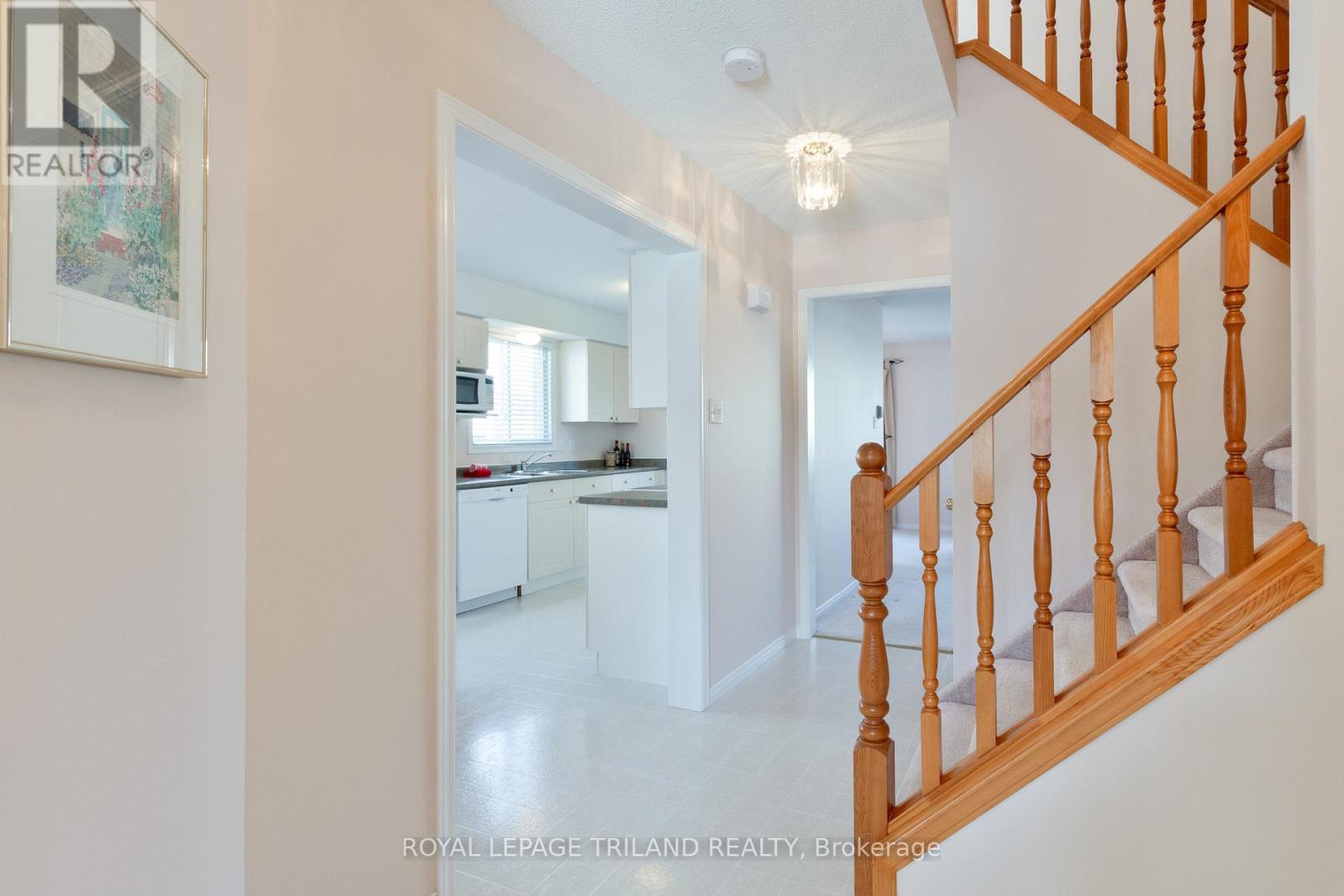 90 Roman Crescent, London East, Ontario  N5V 4W3 - Photo 6 - X12847582