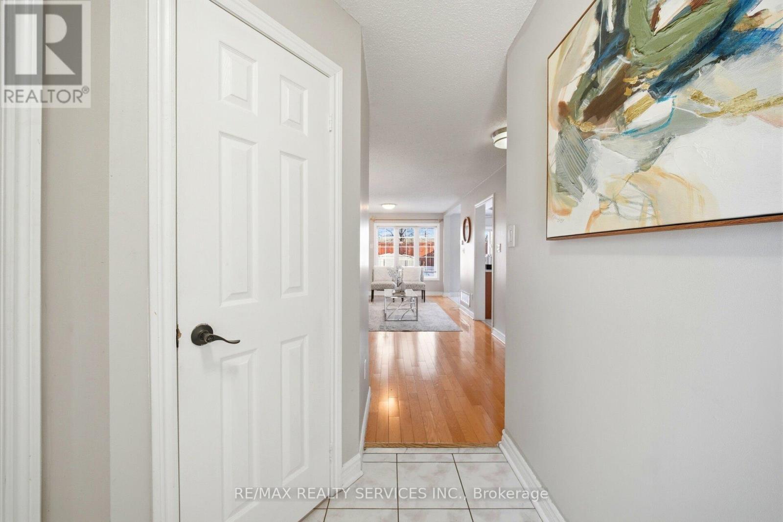 122 Twin Pines Crescent, Brampton (Northwest Sandalwood Parkway), Ontario  L7A 1N1 - Photo 7 - W12847524