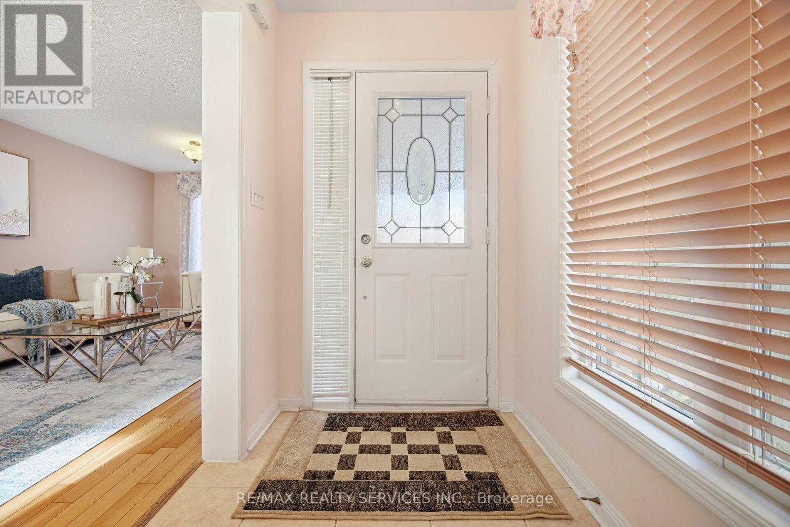 16 Mortimer Drive, Brampton, Ontario  L7A 3N1 - Photo 5 - W12847530