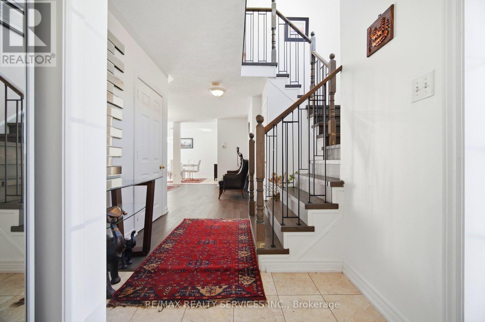 28 Gold Park Place, Brampton, Ontario  L7A 2E2 - Photo 5 - W12847532