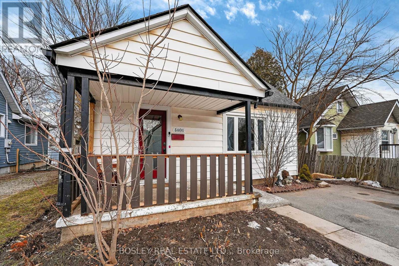 5401 Menzie Street, Niagara Falls, Ontario  L2E 2V7 - Photo 2 - X12847724