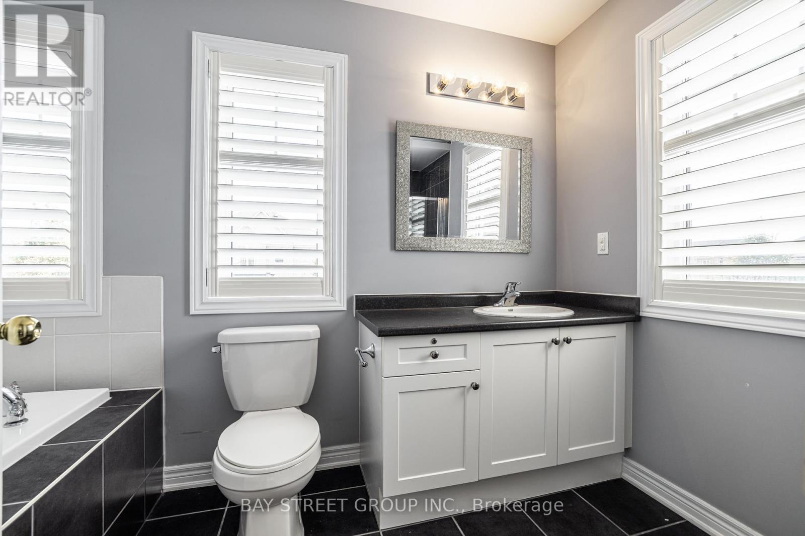 4 Courtland Crescent, East Gwillimbury, Ontario  L9N 0B2 - Photo 34 - N12847676