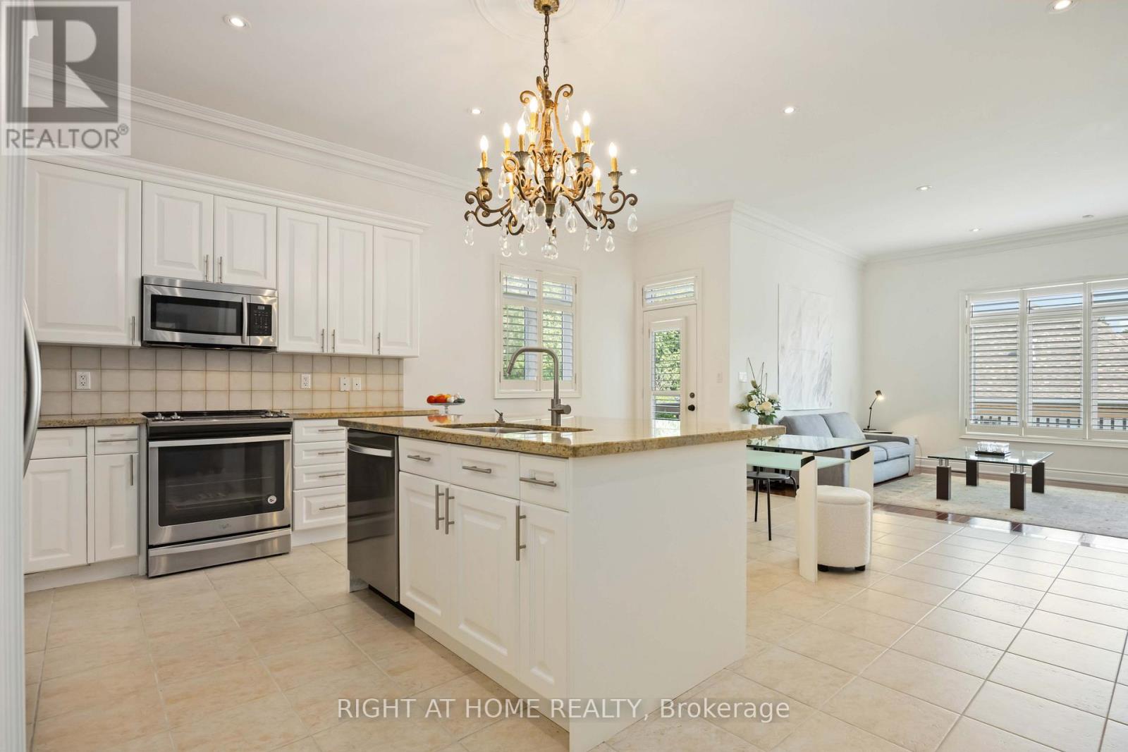 6 Sachet Drive, Richmond Hill, Ontario  L4E 4S1 - Photo 9 - N12847738