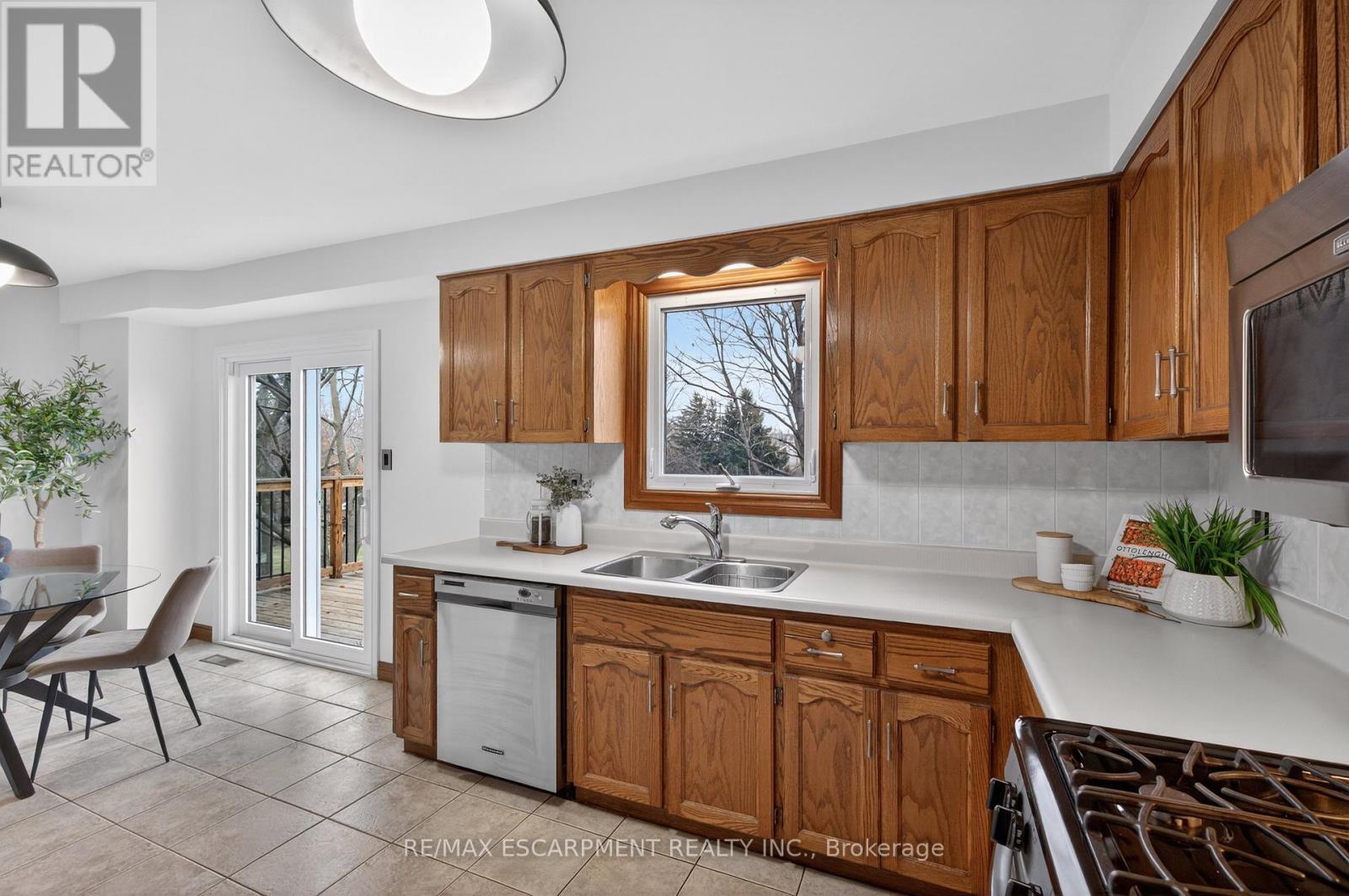 47 Sumner Crescent, Grimsby, Ontario  L3M 5E3 - Photo 7 - X12847654