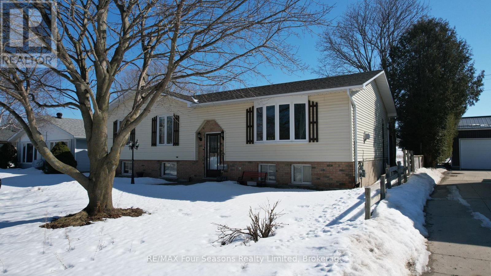 317 Bricker Street, Saugeen Shores, Ontario  N0H 2C1 - Photo 3 - X12847768