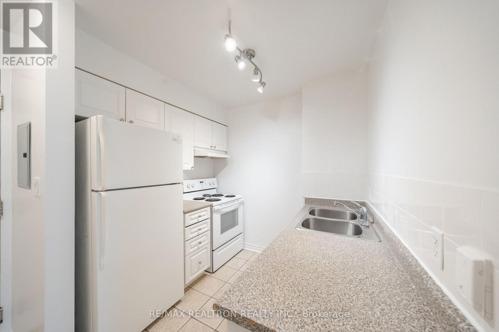 221 - 1401 Dupont Street, Toronto, Ontario  M6H 4J7 - Photo 5 - W12798476