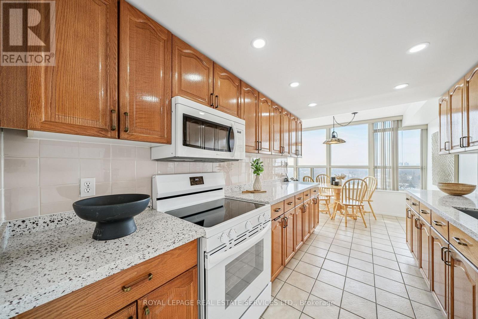 1716 - 268 Ridley Boulevard, Toronto, Ontario  M5M 4N3 - Photo 11 - C12847960