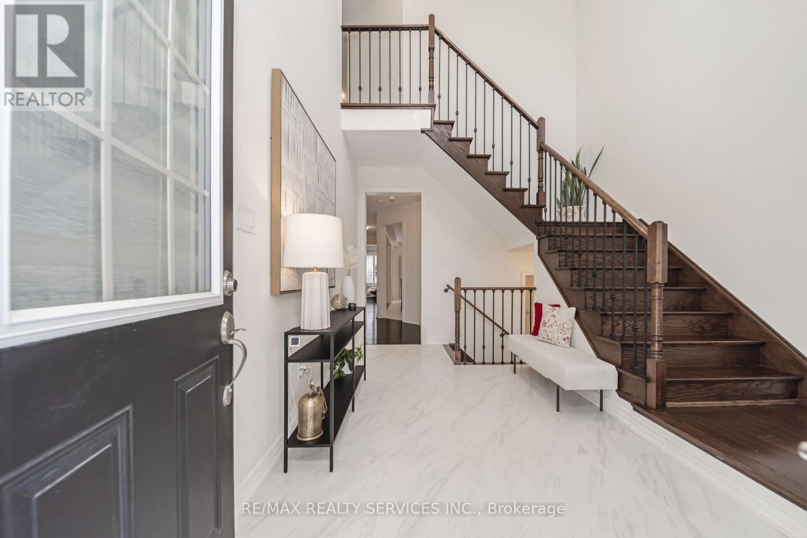 564 Mactier Drive, Vaughan, Ontario  L4H 4T9 - Photo 3 - N12847968