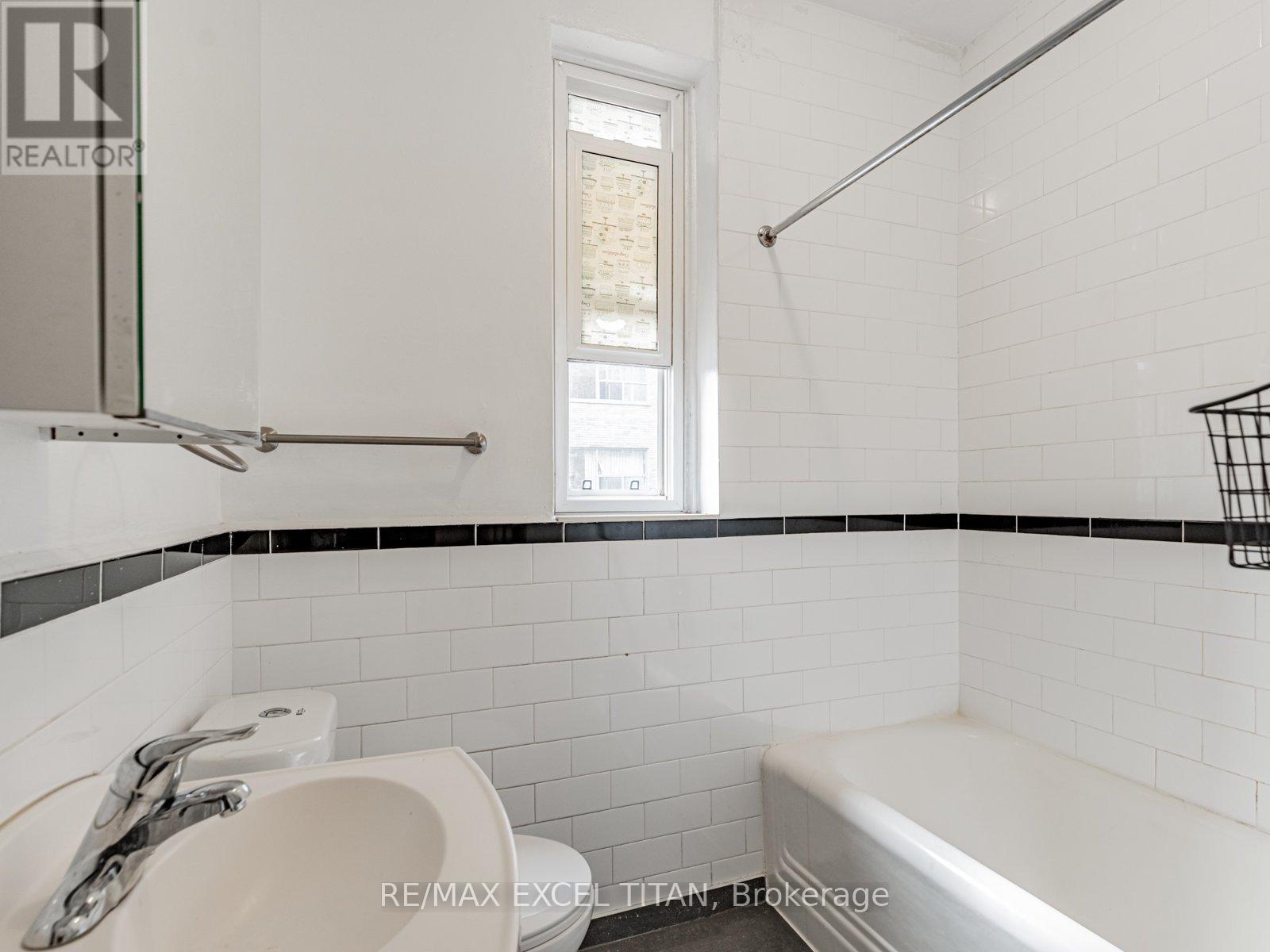 34 - 1 Mallory Gardens, Toronto (Yonge-St. Clair), Ontario  M4V 2A6 - Photo 9 - C12796992