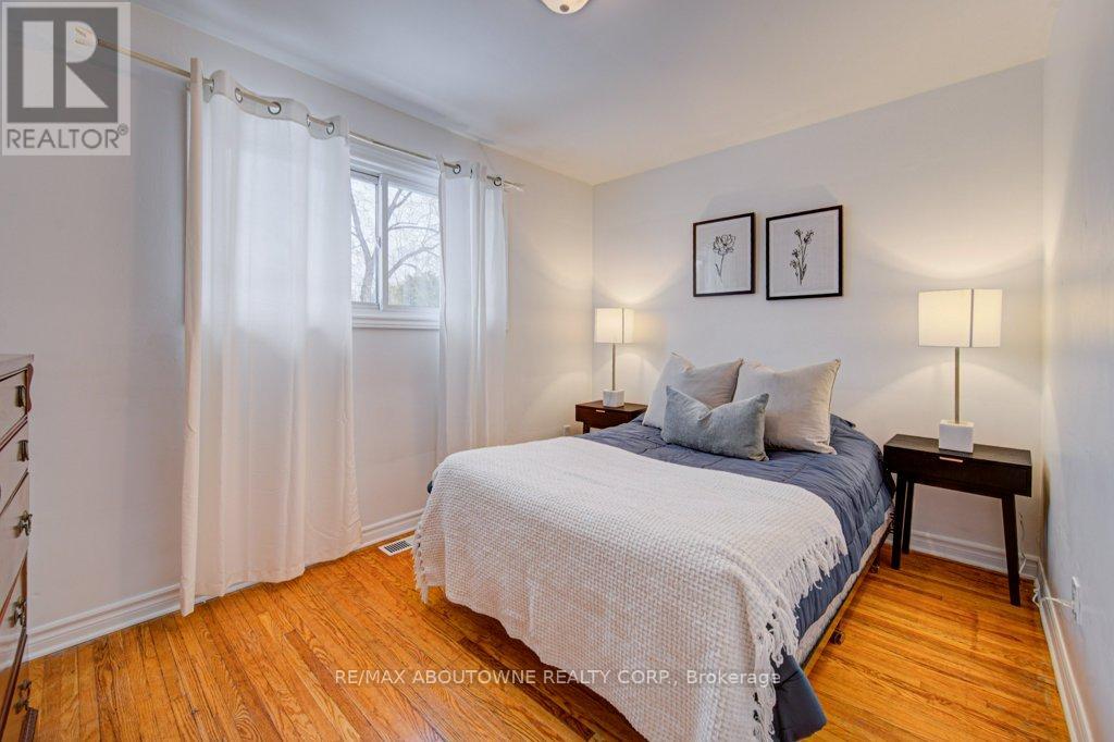 1239 Montclair Drive, Oakville, Ontario  L6H 1Z3 - Photo 11 - W12847830