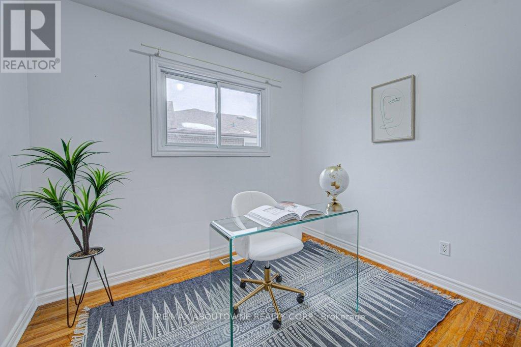 1239 Montclair Drive, Oakville, Ontario  L6H 1Z3 - Photo 12 - W12847830