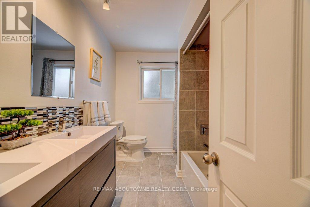 1239 Montclair Drive, Oakville, Ontario  L6H 1Z3 - Photo 13 - W12847830