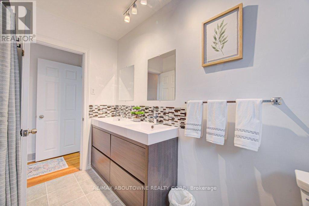 1239 Montclair Drive, Oakville, Ontario  L6H 1Z3 - Photo 14 - W12847830