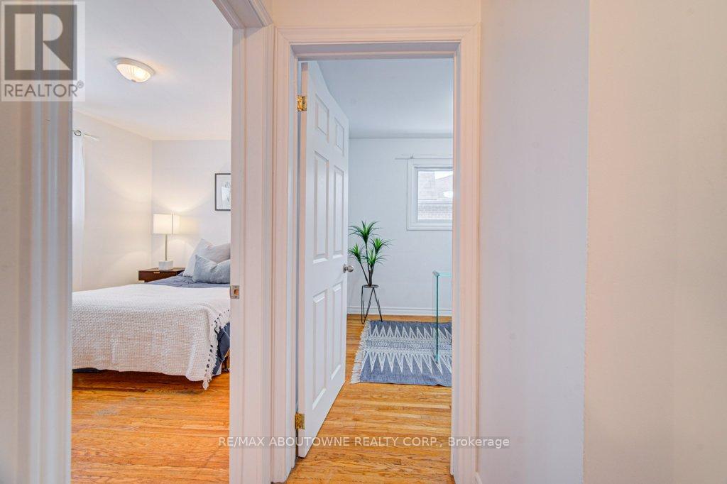 1239 Montclair Drive, Oakville, Ontario  L6H 1Z3 - Photo 15 - W12847830