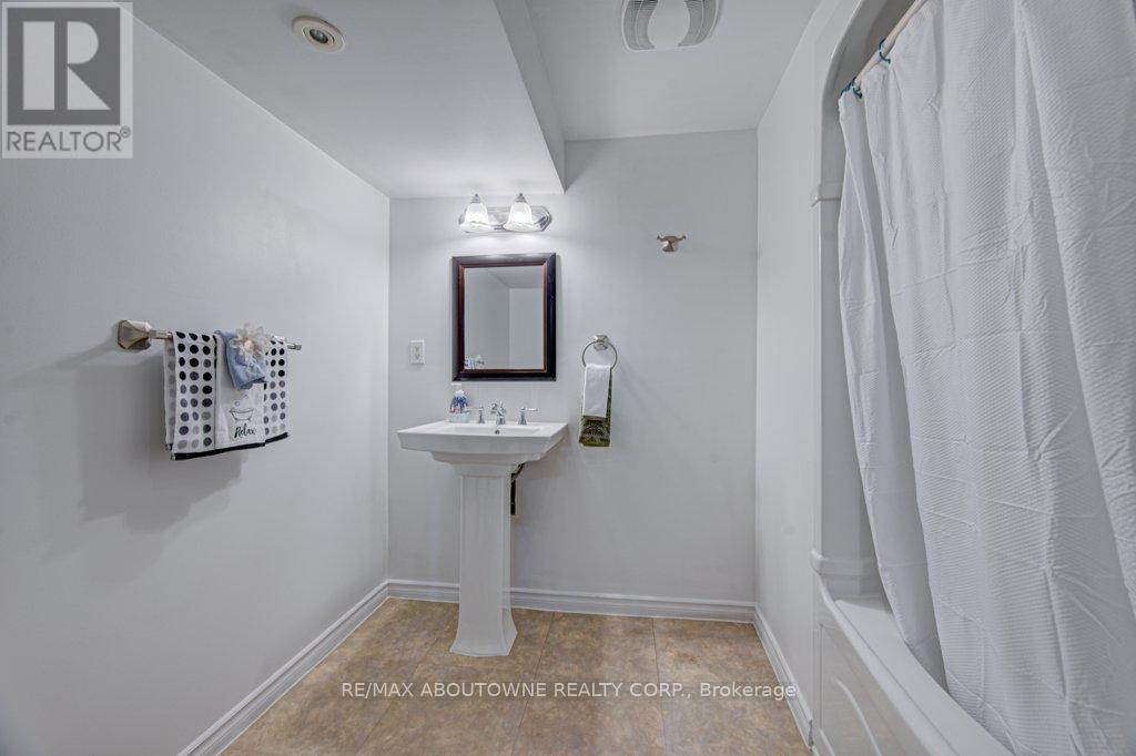 1239 Montclair Drive, Oakville, Ontario  L6H 1Z3 - Photo 18 - W12847830