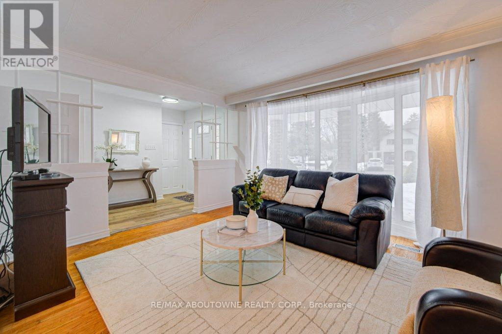 1239 Montclair Drive, Oakville, Ontario  L6H 1Z3 - Photo 2 - W12847830