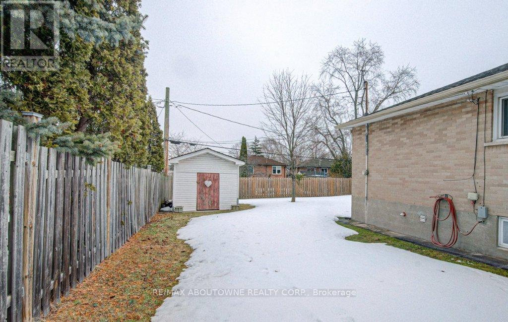 1239 Montclair Drive, Oakville, Ontario  L6H 1Z3 - Photo 21 - W12847830